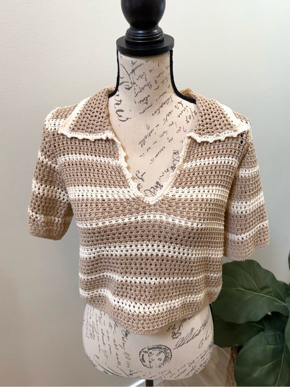 Dreamers by Debut Crochet Knit Cropped Sweater Short Sleeve Tan Top NWT Small